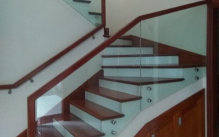 Cầu thang kính gỗ tại thị xã Từ Sơn Bắc Ninh